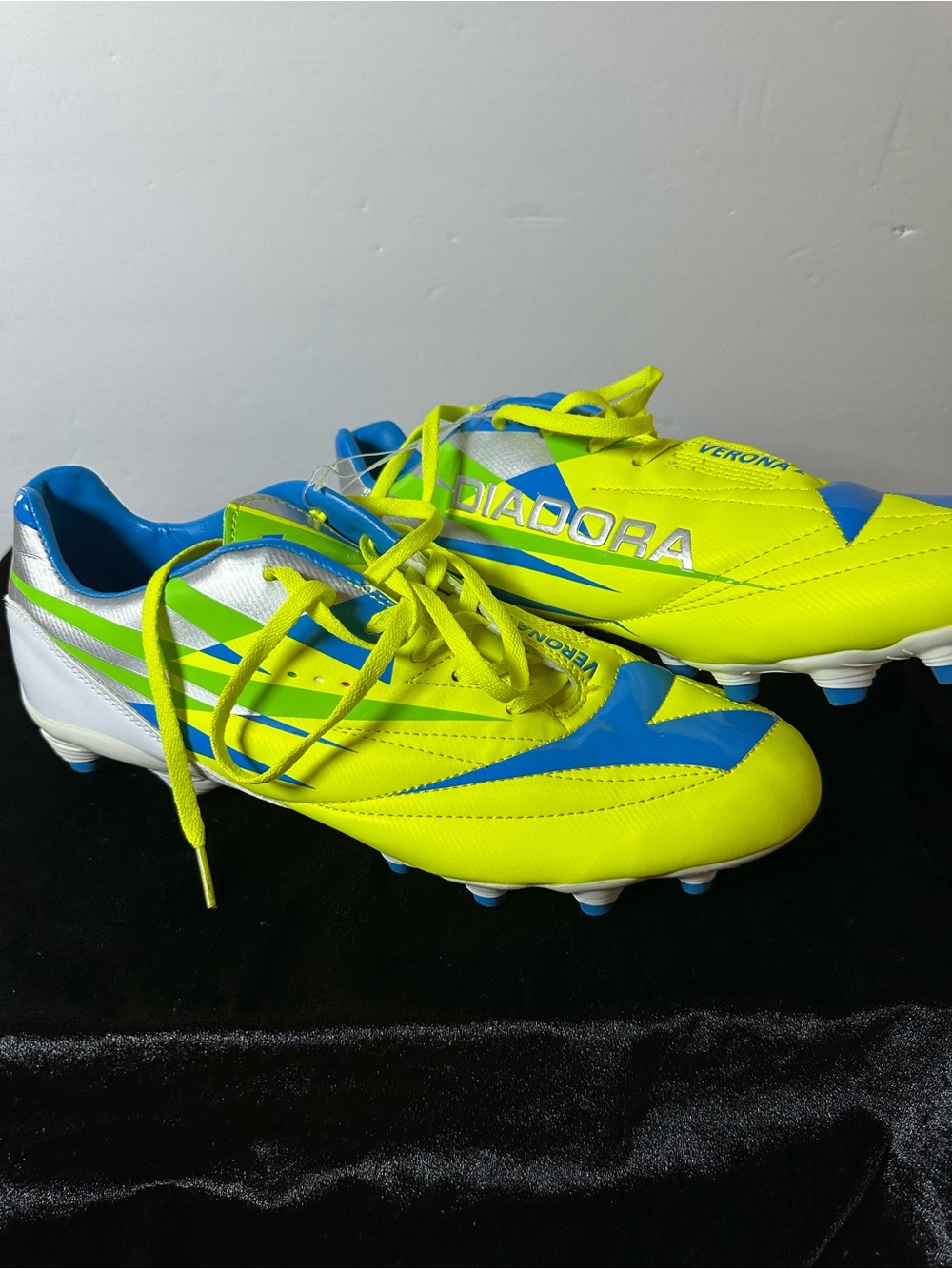 Diadora Men’s Size 12 , Yellow & Blue Soccer Cleats NWOB